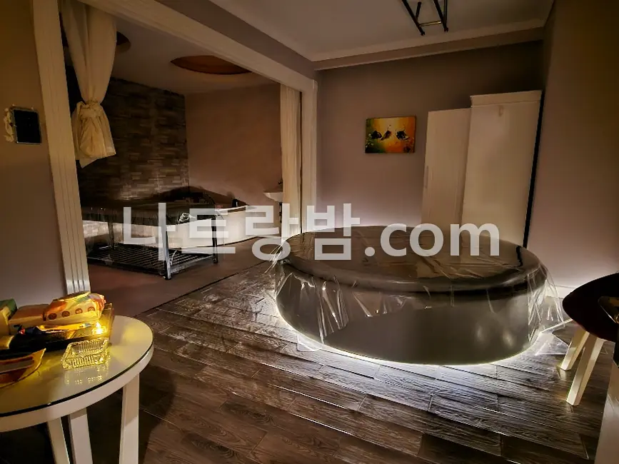 노란 조명과 흰 칸막이로 구획한 체리스파 관리실 전경