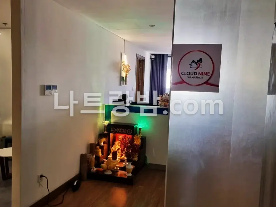초록 비상구 표시가 보이는 클라우드나인 층 복도
