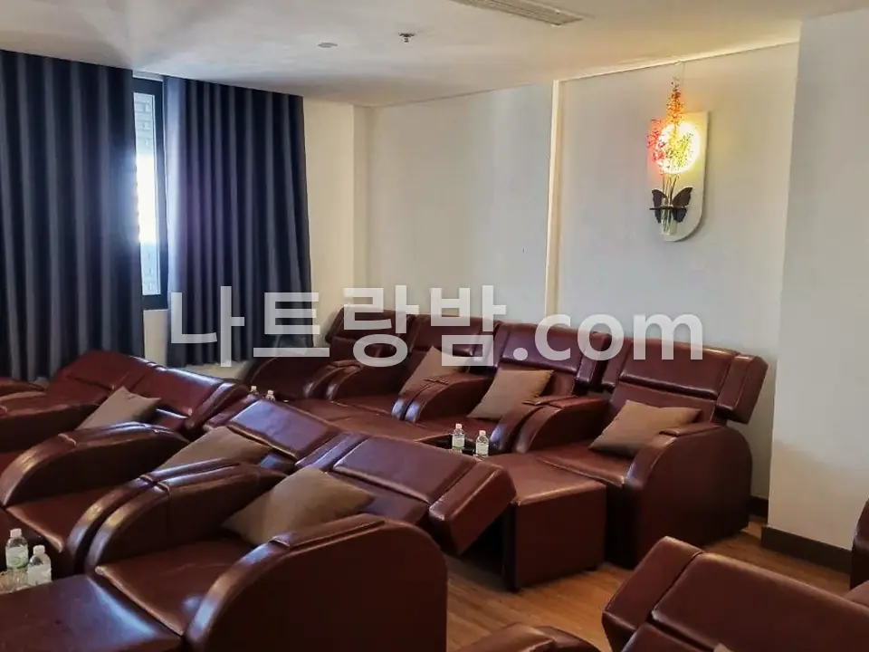 짙은 갈색 리클라이너를 줄지어 놓은 클라우드나인 대기 홀