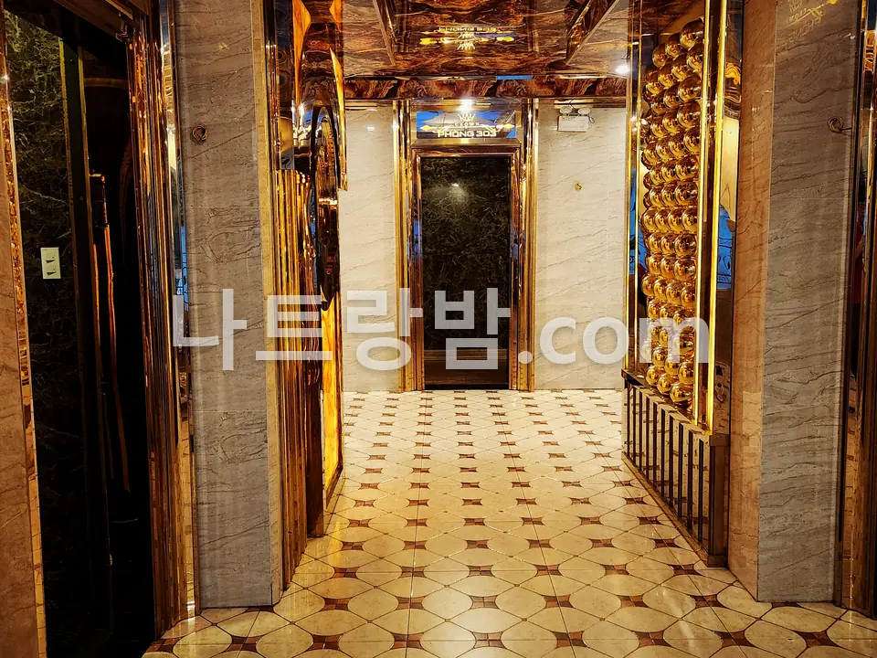 대리석 무늬 바닥이 이어지는, 크라운 가라오케가 쓰던 건물 3층 복도