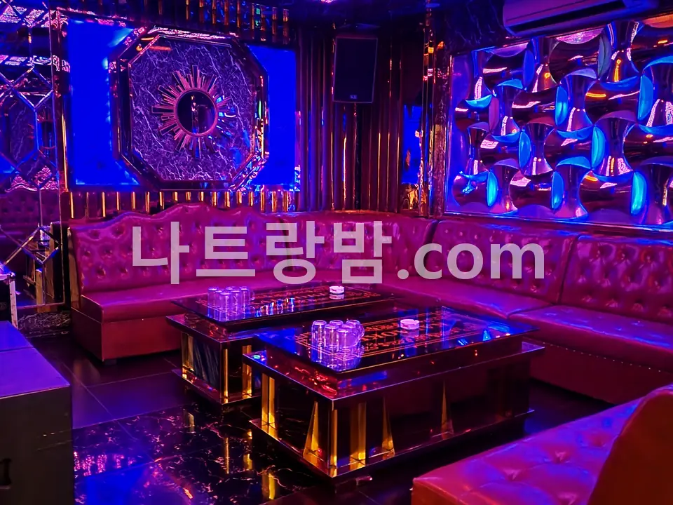 분홍 조명과 자수 벽면으로 마감한, 크라운 가라오케가 쓰던 룸