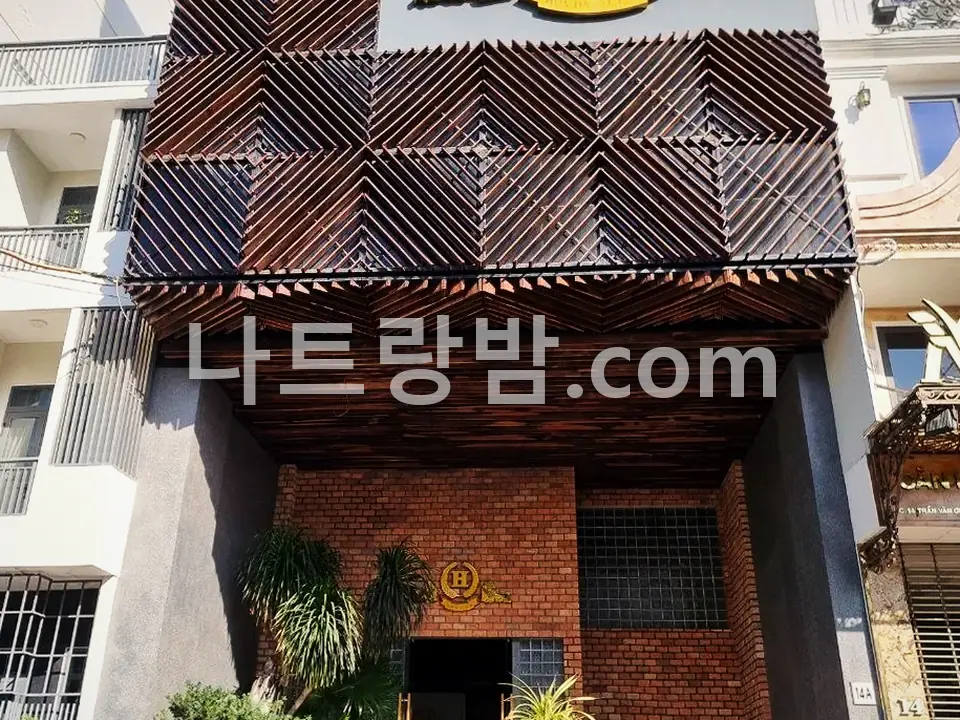 격자 목재로 정면을 마감한 화다4 건물의 낮 외관