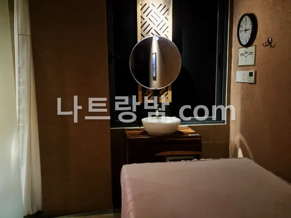 둥근 거울과 세면대를 벽에 붙인 화다4 개별 관리실