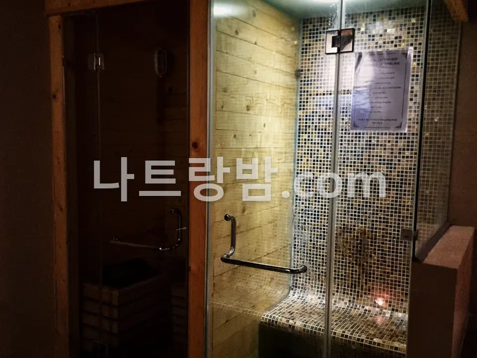 유리문으로 들여다보이는 화다4의 건식 사우나실