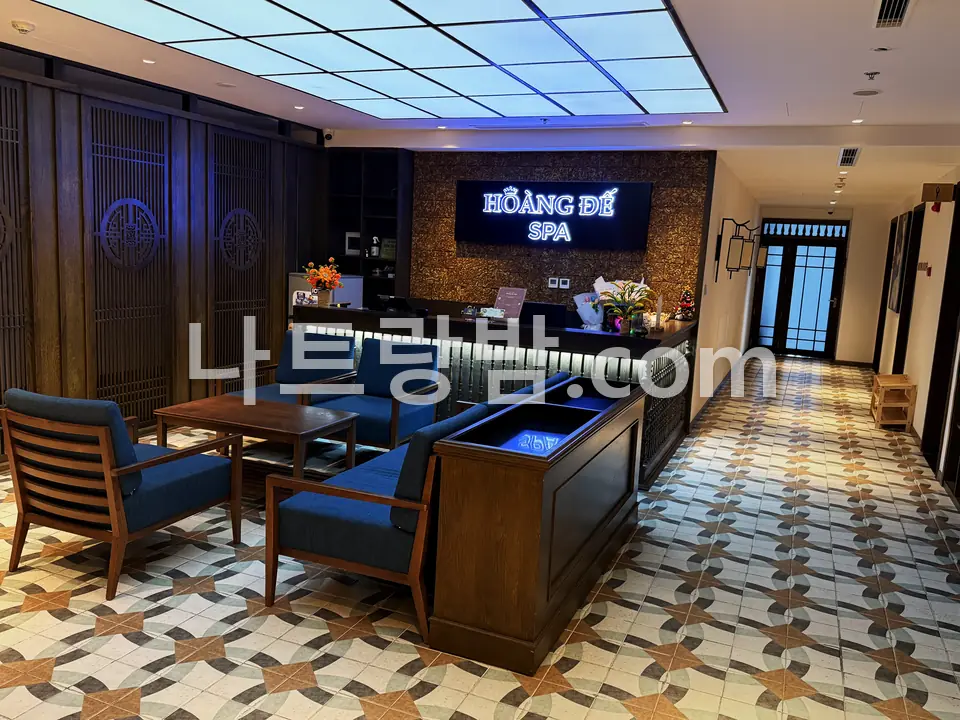 타일 바닥에 목재 의자를 둔 황제스파 대기 공간