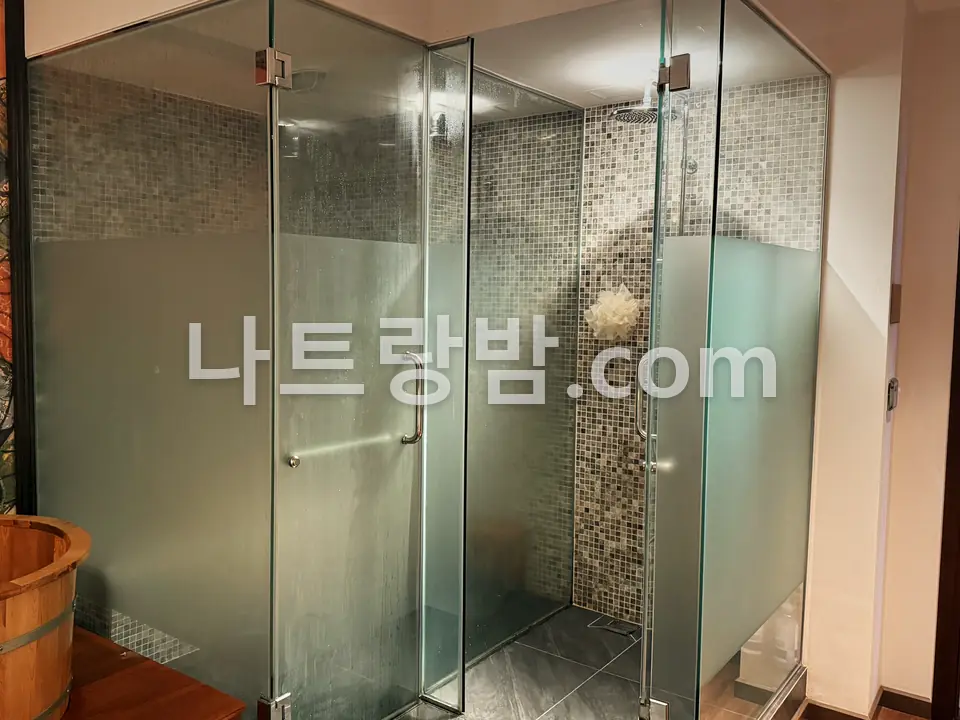 유리로 구획한 황제스파의 샤워 부스