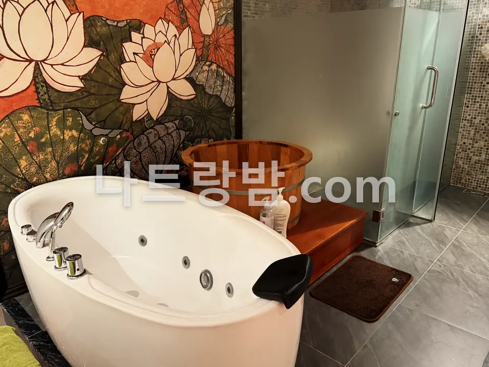 연꽃 벽화 앞에 욕조와 원목 좌욕통을 둔 황제스파 관리실