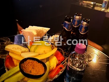 맥주와 과일 접시를 차려 둔 키쇼 클럽 테이블