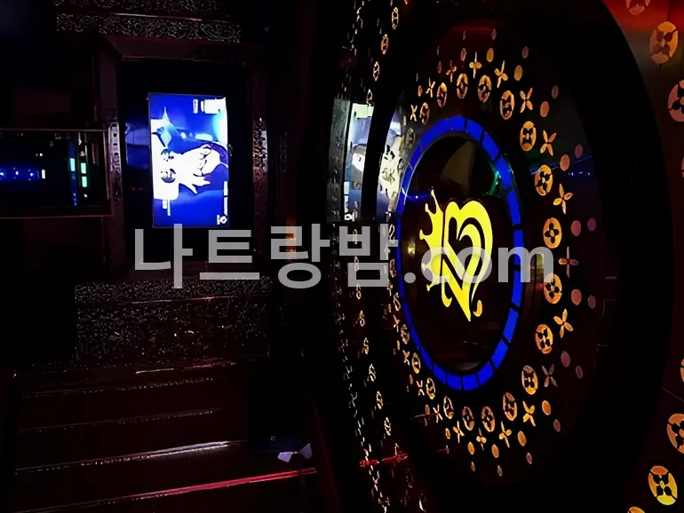 원형 금색 장식과 계단이 보이는 리버티 가라오케 입구 안쪽