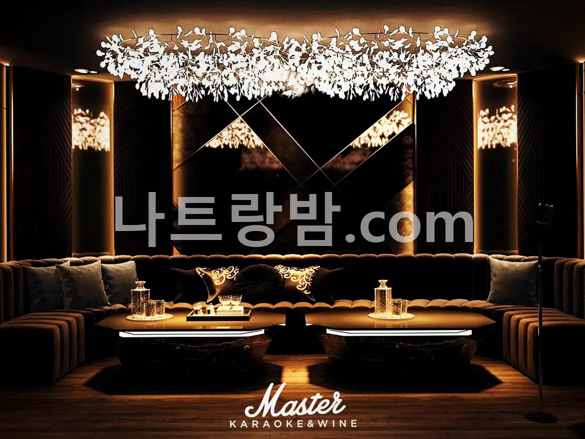 유리 샹들리에를 길게 올린 마스터 가라오케의 어두운 룸