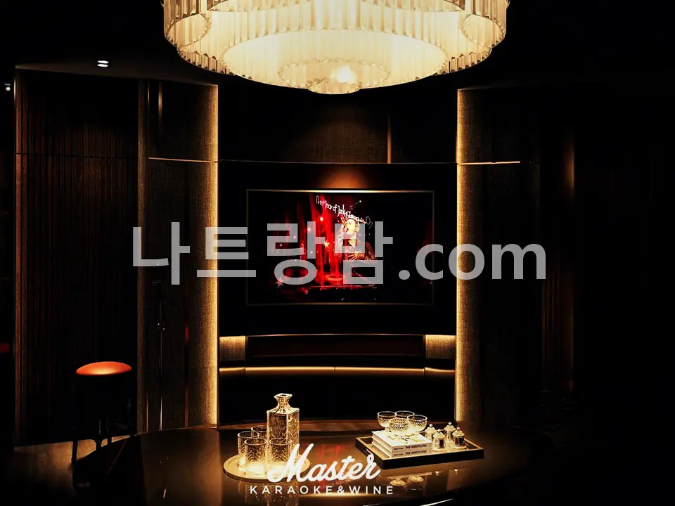 원형 조명 아래 대형 화면을 건 마스터 가라오케 룸