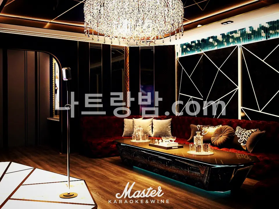 샹들리에 아래 붉은 벨벳 소파와 스탠드 마이크를 놓은 마스터 가라오케 룸