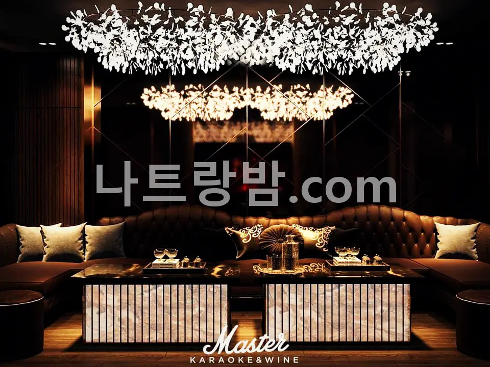 곡면 소파를 둘러 놓은 마스터 가라오케의 넓은 룸