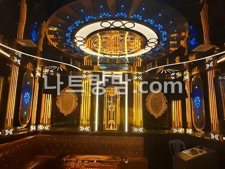 타원형 돔 조명을 천장 중앙에 올린 뉴시티 가라오케 룸
