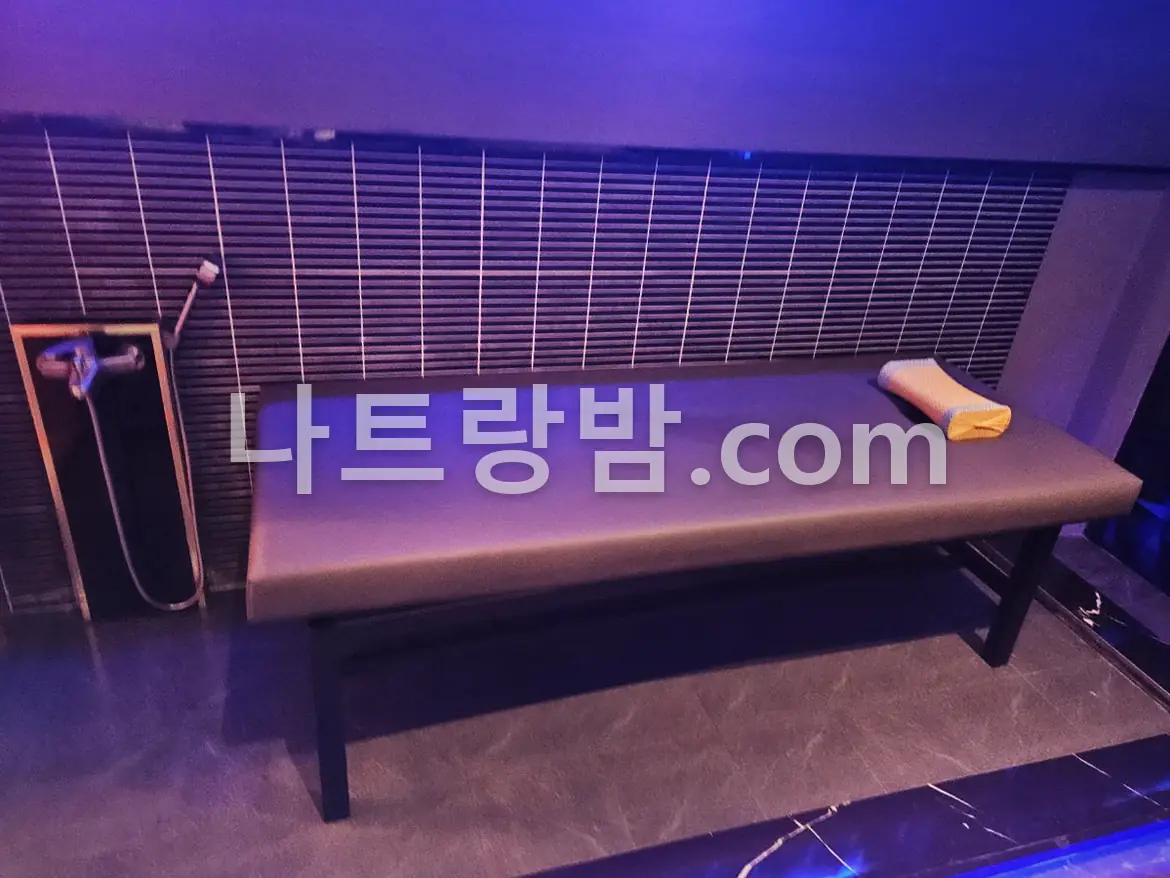 타일 벽에 붙여 놓은 나우스파의 관리 베드와 수건