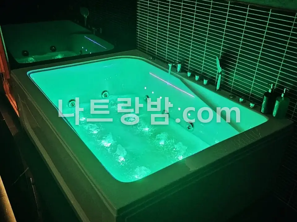 초록 조명을 넣은 나우스파 관리실의 사각 자쿠지