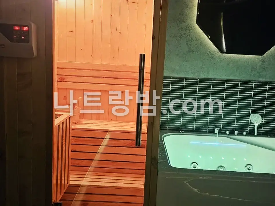 원목 사우나실과 욕조를 붙여 둔 나우스파 관리 공간