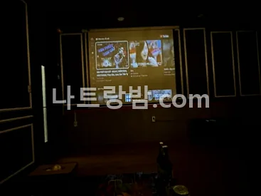 조명을 낮춘 S바 객실의 화면과 과일 바구니