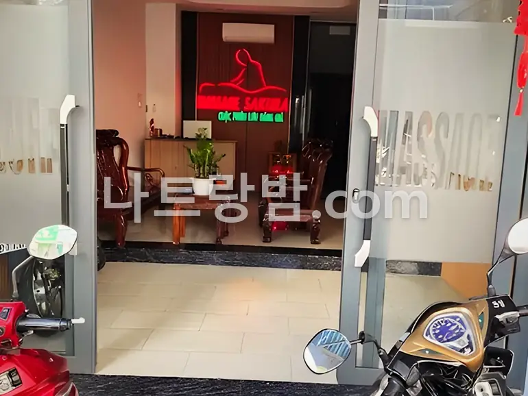 유리문 너머 접수 공간이 보이는 사쿠라 마사지 입구