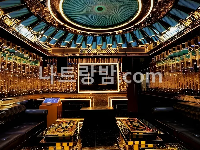 청록 돔 조명을 천장에 두른 스카이 가라오케 룸