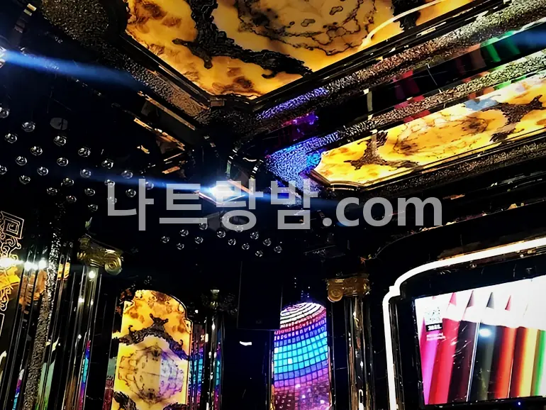 LED 기둥과 대리석 천장을 올린 스카이 가라오케 객실