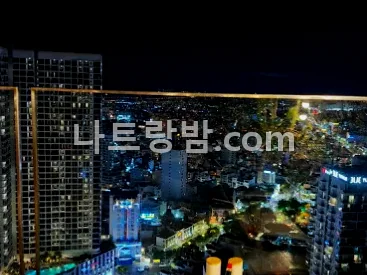 야경을 등지고 음료와 과일을 올린 스카이라이트 테이블