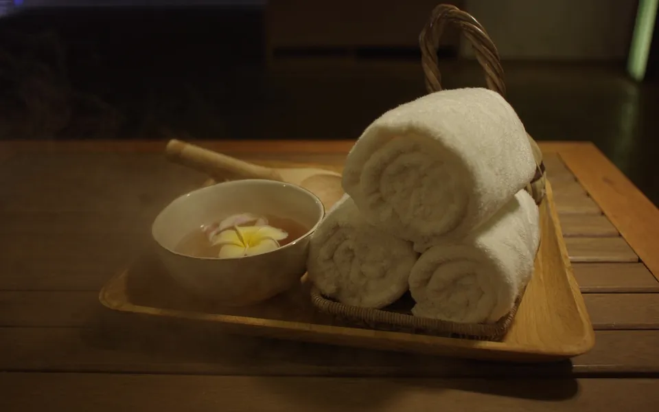 스파 관리실에 준비된 흰 수건과 따뜻한 물이 담긴 그릇
