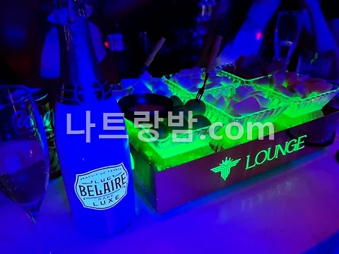 상호를 새긴 아이스버킷과 샴페인을 올린 T라운지 바 테이블