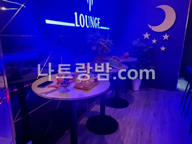 달과 별 장식을 벽에 넣은 T라운지 바의 원형 테이블석