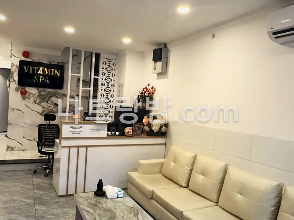 흰 소파와 접수대를 마주 놓은 비타민스파 1층 리셉션