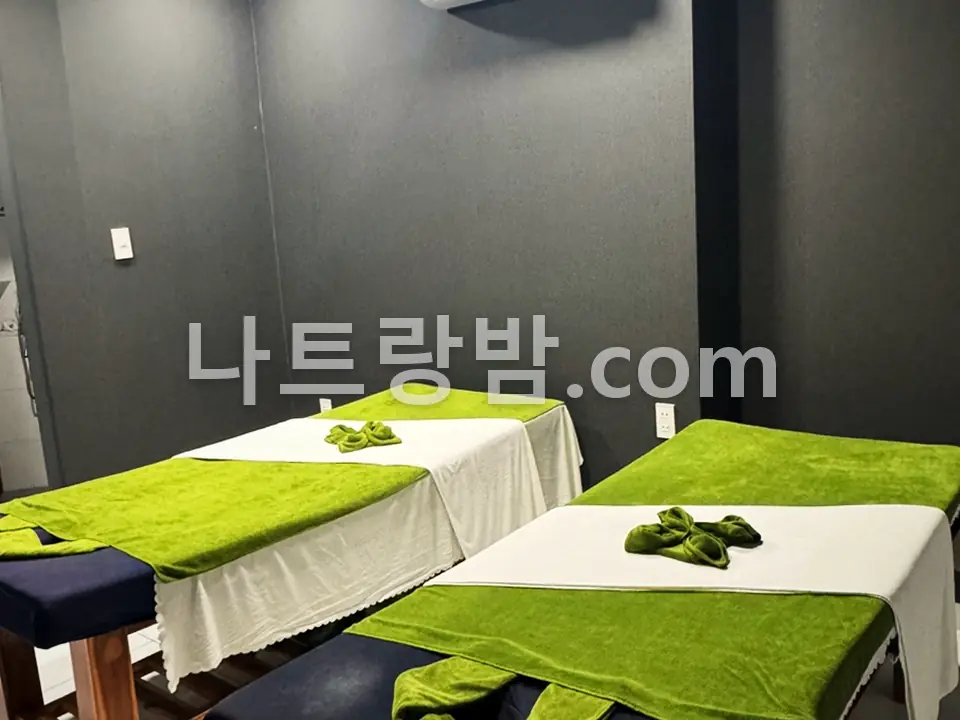 회색 벽 아래 2인 관리 베드를 나란히 둔 비타민스파 관리실